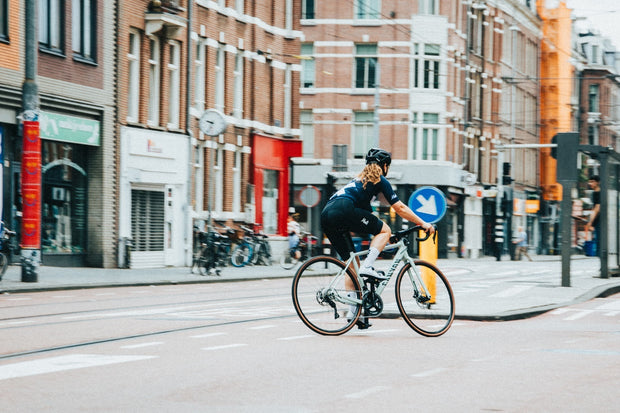 Rennradfahrer mit modernem weißen Roadbike in einer Stadt